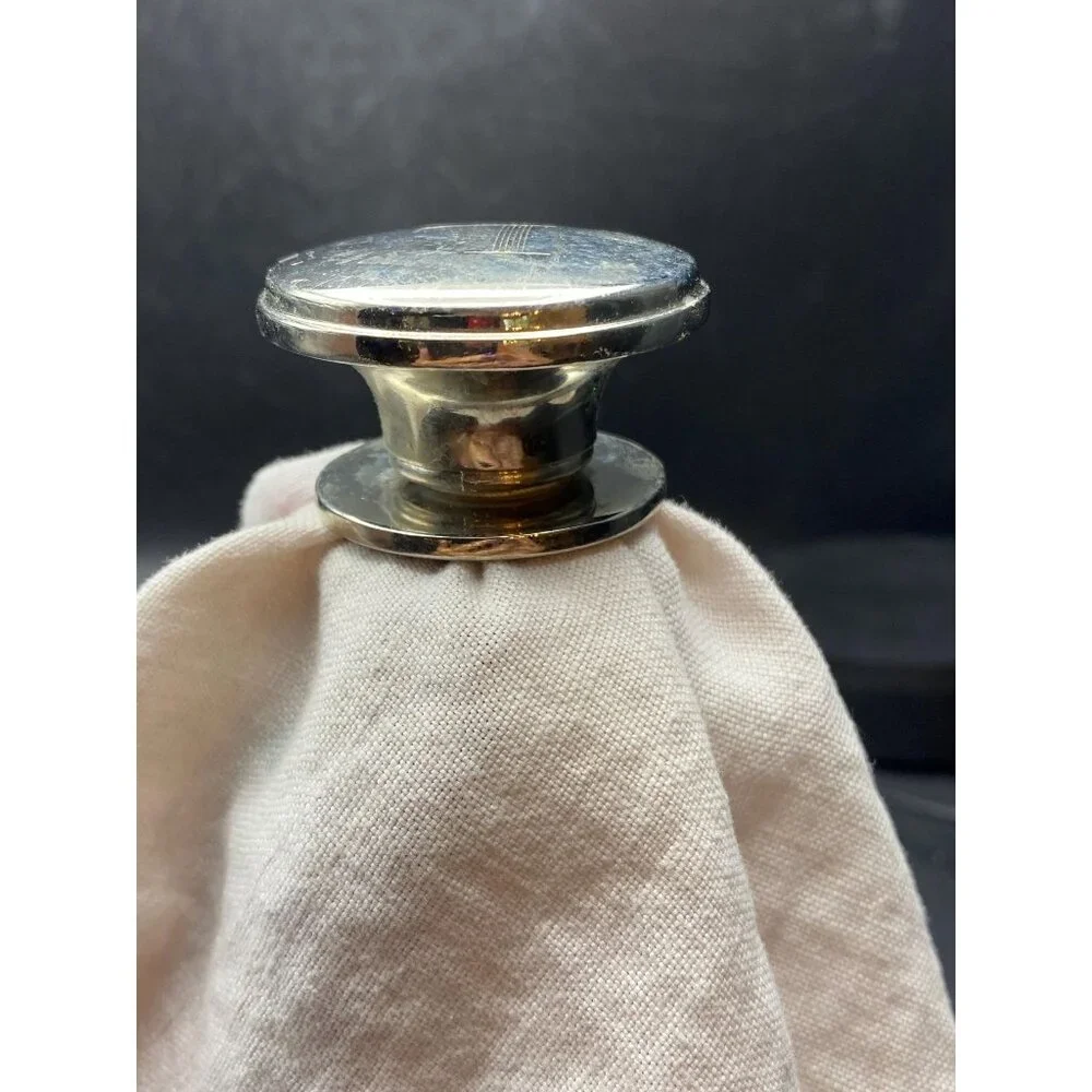 Wine Stopper with the Letter “L” engraved in the Top